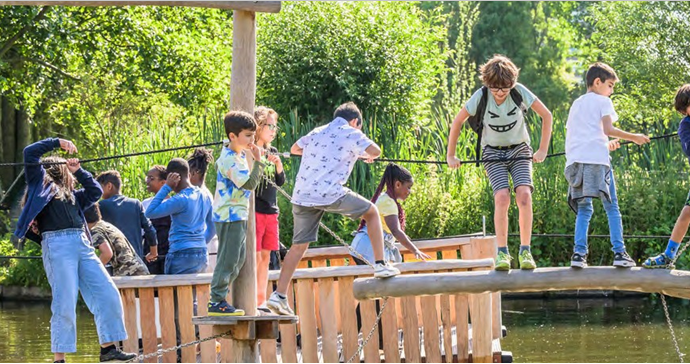 Kinderen spelen in de natuur