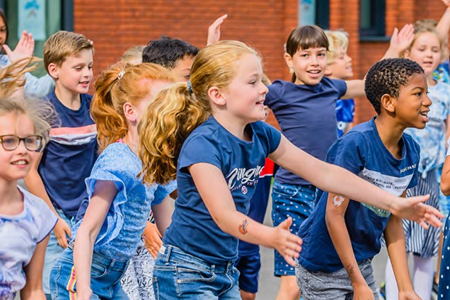 Spelende schoolkinderen