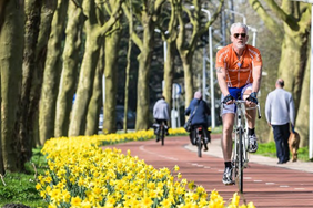 Fietspad door de natuur met fietsers.