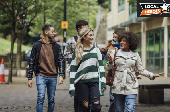 Groepje jongeren lopen vrolijk door de straat