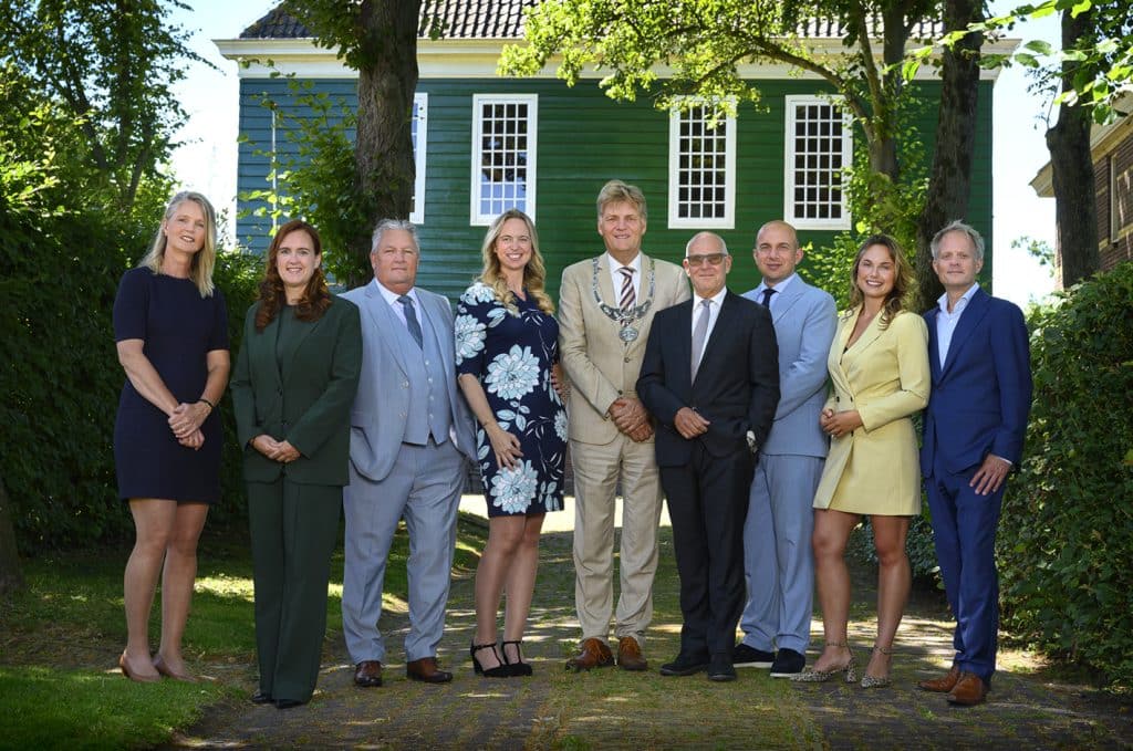 Groepsfoto Burgemeester en wethouders en gemeentesecretaris